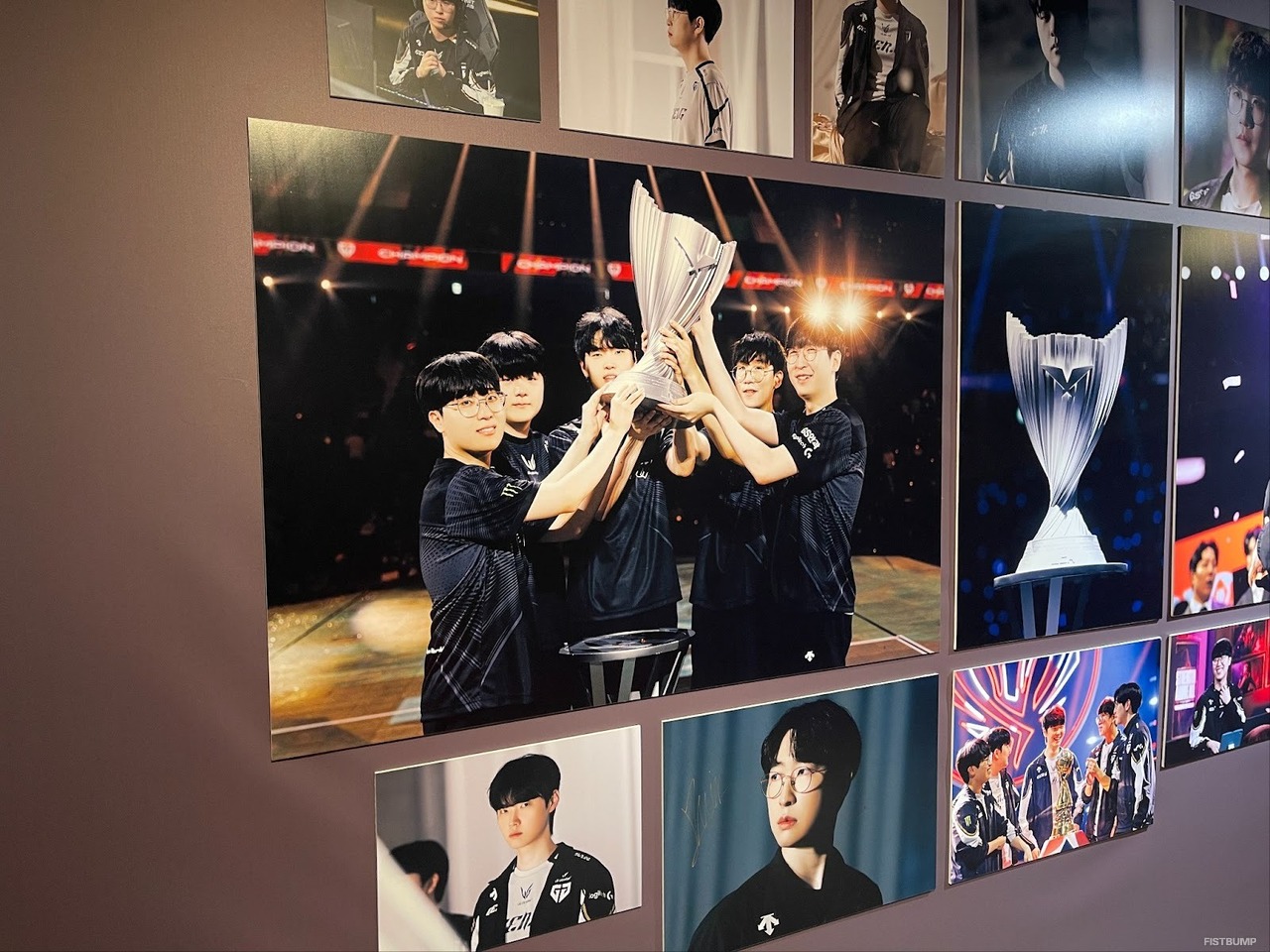 Faker「Peanut、戻ってこいよ」直筆メッセージも―LCK 2025シーズンを振り返る写真展「SEQUENCE 2025」フォトレポート