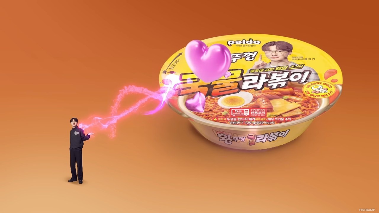 Fakerとカップ麺「王の蓋」コラボCMの新作公開―チャームでカップ麺を引き寄せたり、分身したり、WorldsPVパロったり