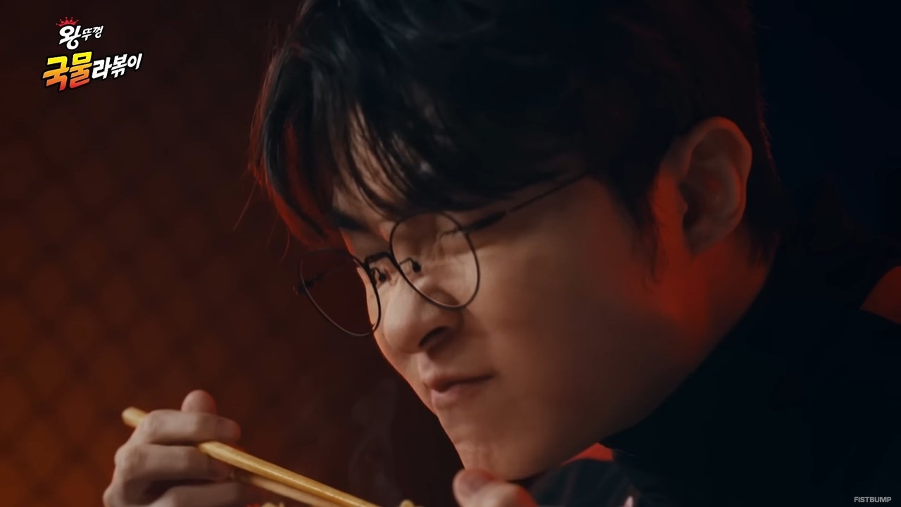 Fakerとカップ麺「王の蓋」コラボCMの新作公開―チャームでカップ麺を引き寄せたり、分身したり、WorldsPVパロったり