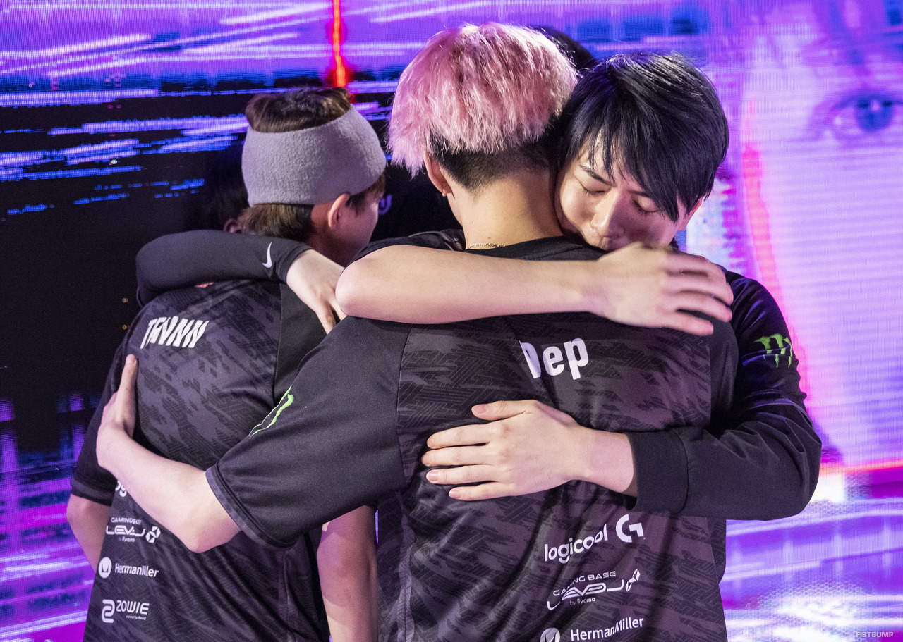レイキャビク世界ベスト3の懐かしエピソードなど語られる―TENNNとDepが「THE XQQ AND CROW SHOW」に登場…“あのとき”のVlogを見返したくなる！