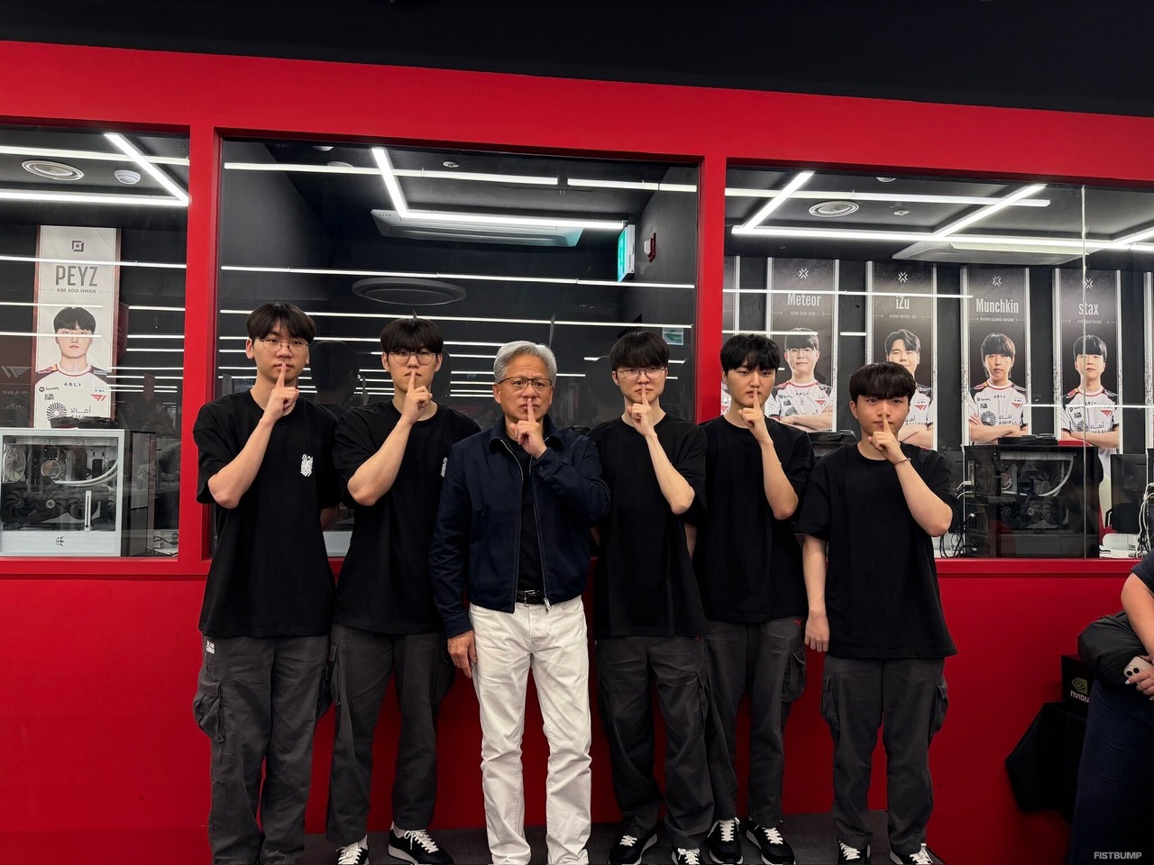「韓国はeスポーツ発祥の地」―「NVIDIA」CEOのジェンスン・フアン氏がT1本拠地を訪問、Fakerら選手団と交流