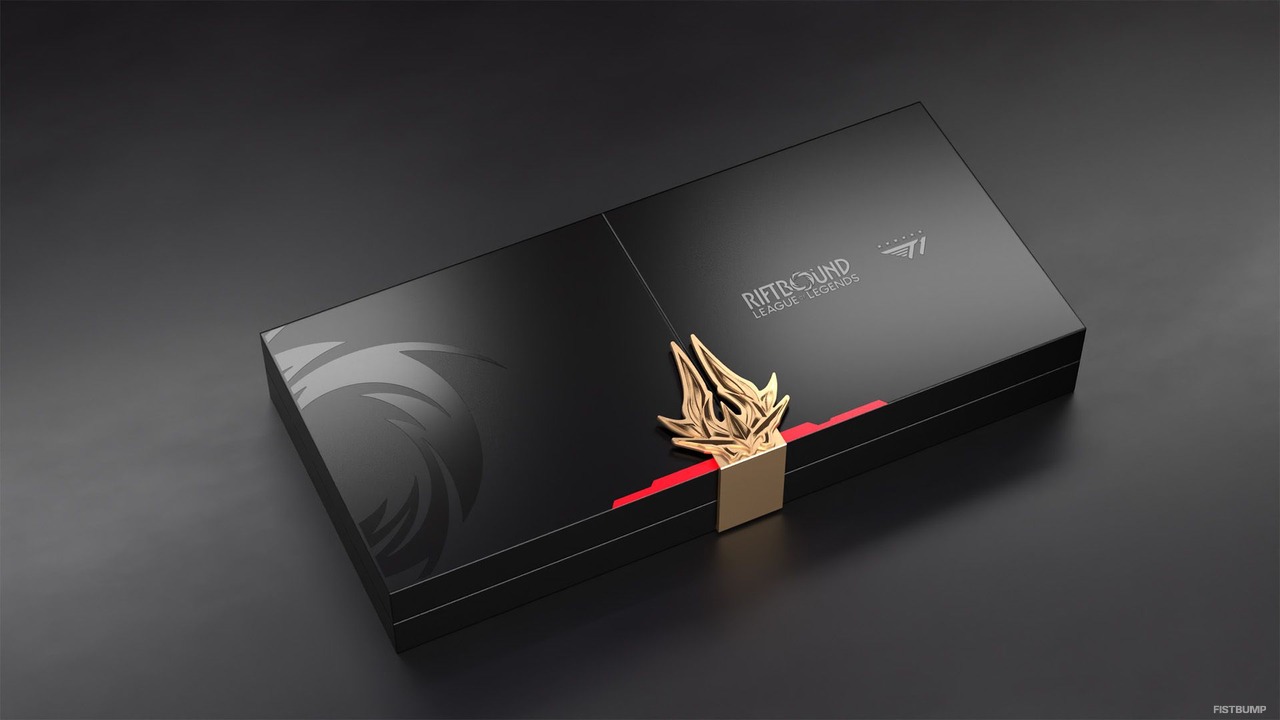 あの「T1」Worlds優勝メンバーが実物のカードに！TCG『Riftbound』Worlds 2025優勝記念コレクションの詳細が判明