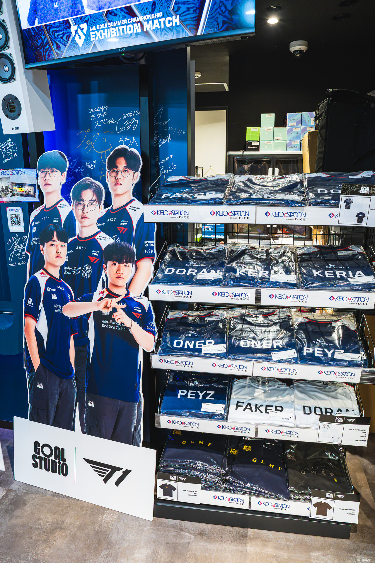 「T1」オフィシャルグッズが新宿「KEIO eSTATION Shinjuku」にて期間限定販売中―『LoL』メンバー最新ユニフォームなど、8月16日まで