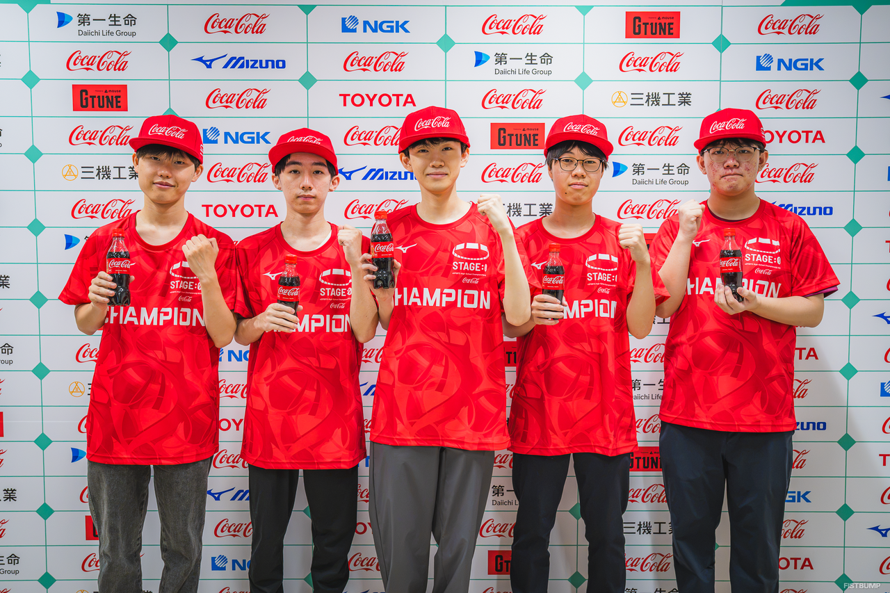 チーム「Across」の皆さん。左かららるす選手（3年）、eliel選手（3年）、リーダーのryu選手（3年）、syuu選手（1年）、りりー選手（1年）。