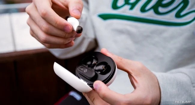 SteelSeries、ぶいすぽっ！4名とのコラボキャンペーンを9月28日から開催―Arctis GameBuds購入でアクリルパネルをプレゼント