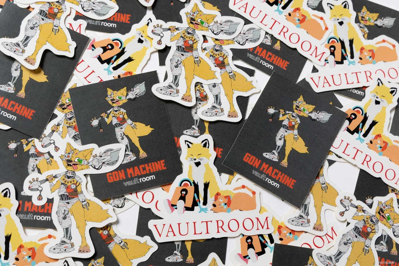 「vaultroom」と𝑮𝑶𝑵 𝑴𝑨𝑪𝑯𝑰𝑵𝑬….のコラボアパレルが10月5日（土）より発売―Tシャツやフーディーなどがラインナップ