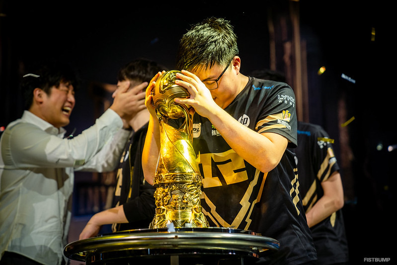 なぜ「Uzi」は『LoL』殿堂入りを果たしたのか…神童と呼ばれ、王座に嫌われ、それでも英雄であり続けた男の物語【Hall of Legends特集】
