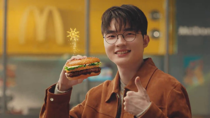 T1 Fakerが韓国マクドナルドのCMに登場―バーガー片手に「パラッパパッパー」