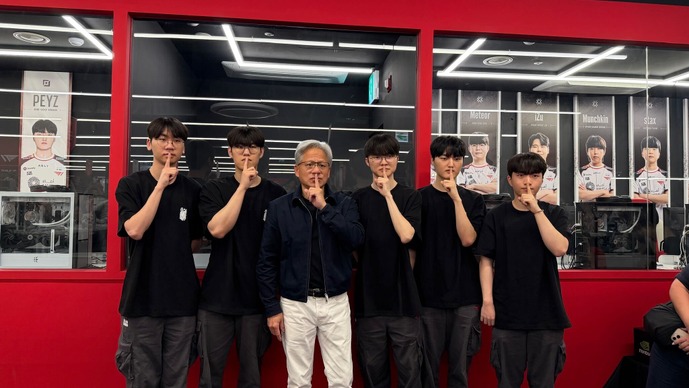 「韓国はeスポーツ発祥の地」―「NVIDIA」CEOのジェンスン・フアン氏がT1本拠地を訪問、Fakerら選手団と交流