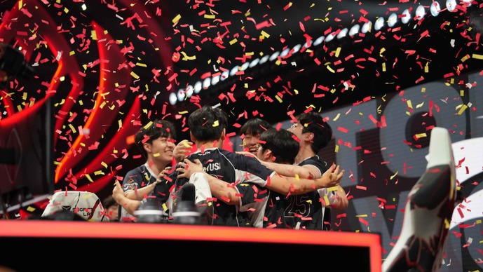 至高のBo5！連日の激闘を制したHLEが自国開催のMSI優勝の栄光に酔いしれる―BLGは先に王手をかけるも「ゴールデンロード」途絶える【MSI 2026】