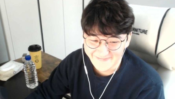 「Reitaさんよりはマシか」…韓国で『LoL』修行中のCrazy Raccoon・じゃすぱーが理髪店で“ちょっとアレ”な髪型にされてしまう