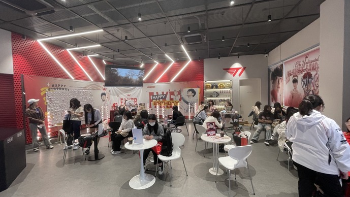 ファン主催「Fakerの誕生日カフェ」に潜入！韓国特有のファン文化に迫る