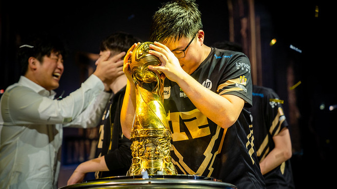 なぜ「Uzi」は『LoL』殿堂入りを果たしたのか…神童と呼ばれ、王座に嫌われ、それでも英雄であり続けた男の物語【Hall of Legends特集】