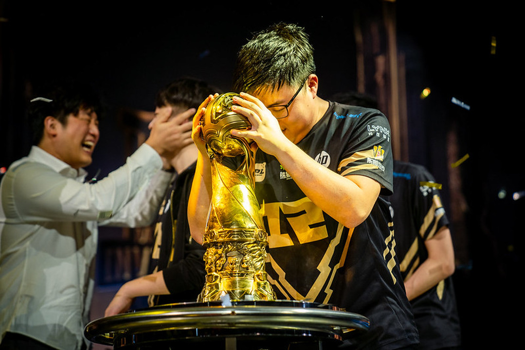 なぜ「Uzi」は『LoL』殿堂入りを果たしたのか…神童と呼ばれ、王座に嫌われ、それでも英雄であり続けた男の物語【Hall of Legends特集】