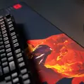 ヴァイパーの素顔が大きく描かれた『VALORANT』V26コンセプトアートのデスクマットがRiot Store Japanに新登場！フェニックスの影の中にエージェントが集合したデザインも