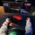 ヴァイパーの素顔が大きく描かれた『VALORANT』V26コンセプトアートのデスクマットがRiot Store Japanに新登場！フェニックスの影の中にエージェントが集合したデザインも