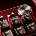 Sentinels × Razer、コラボゲーミングキーボード発表―赤を基調とした「Huntsman V3 Pro TKL 8KHz」SENエディション