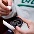SteelSeries、ぶいすぽっ！4名とのコラボキャンペーンを9月28日から開催―Arctis GameBuds購入でアクリルパネルをプレゼント