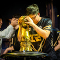 なぜ「Uzi」は『LoL』殿堂入りを果たしたのか…神童と呼ばれ、王座に嫌われ、それでも英雄であり続けた男の物語【Hall of Legends特集】