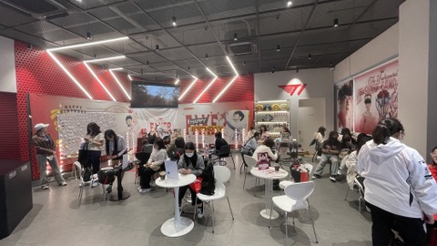 ファン主催「Fakerの誕生日カフェ」に潜入！韓国特有のファン文化に迫る