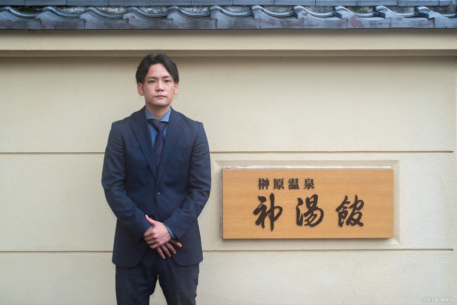 「仕事かLoLか」の毎日を送る支配人に聞く―なぜ伝統の温泉宿「神湯館」はeスポーツの拠点に？【インタビュー】