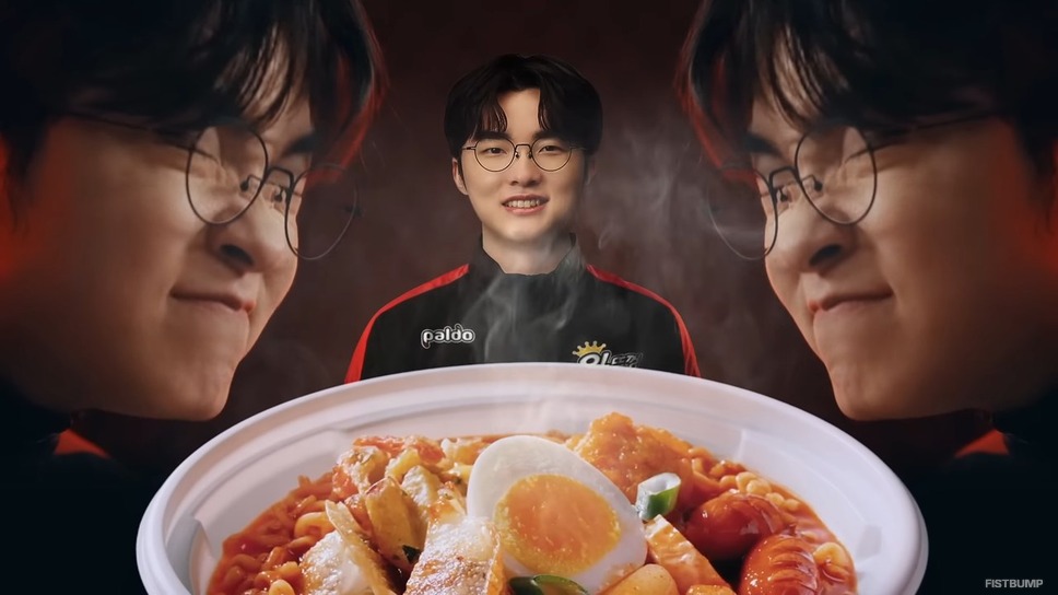 Fakerとカップ麺「王の蓋」コラボCMの新作公開―チャームでカップ麺を引き寄せたり、分身したり、WorldsPVパロったり