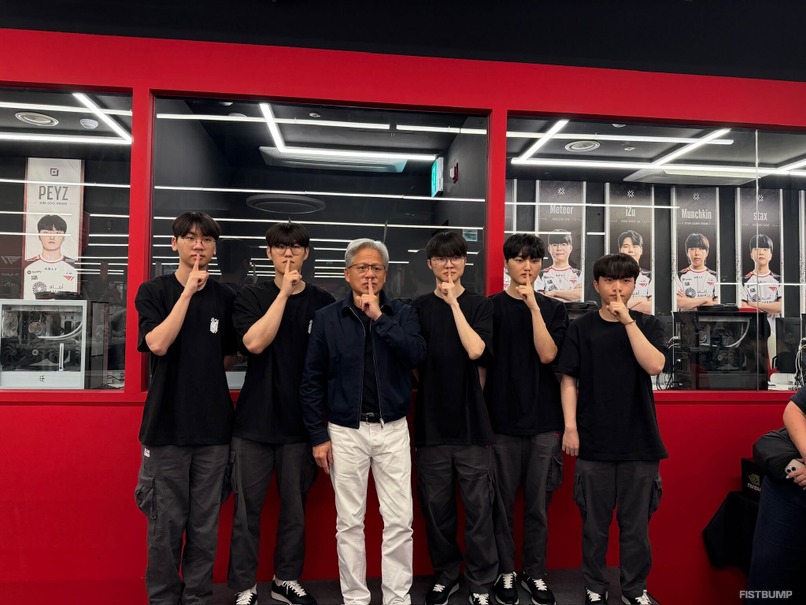 「韓国はeスポーツ発祥の地」―「NVIDIA」CEOのジェンスン・フアン氏がT1本拠地を訪問、Fakerら選手団と交流