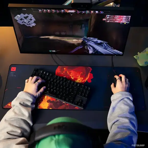 ヴァイパーの素顔が大きく描かれた『VALORANT』V26コンセプトアートのデスクマットがRiot Store Japanに新登場！フェニックスの影の中にエージェントが集合したデザインも